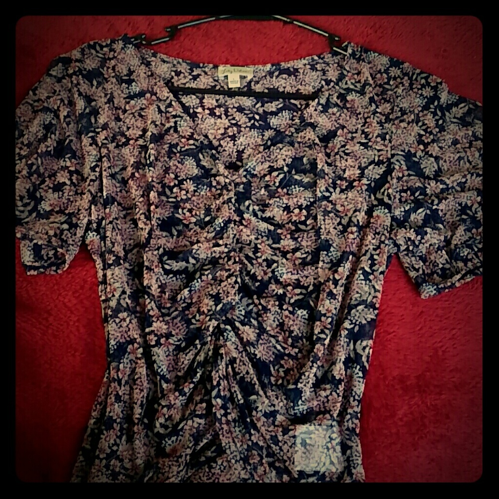 Beautiful Lily White Top💟